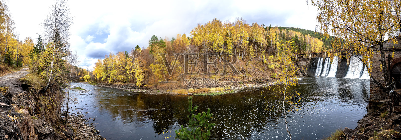 乌拉尔山脉的秋河岸照片摄影图片