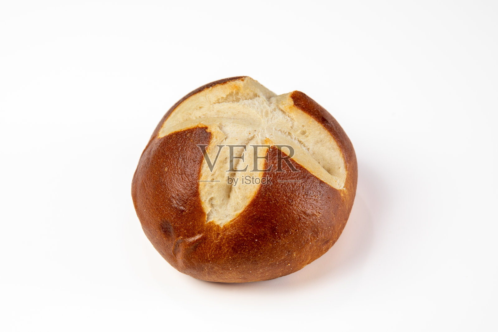 一张白色桌子上的椒盐卷饼的侧视图照片摄影图片