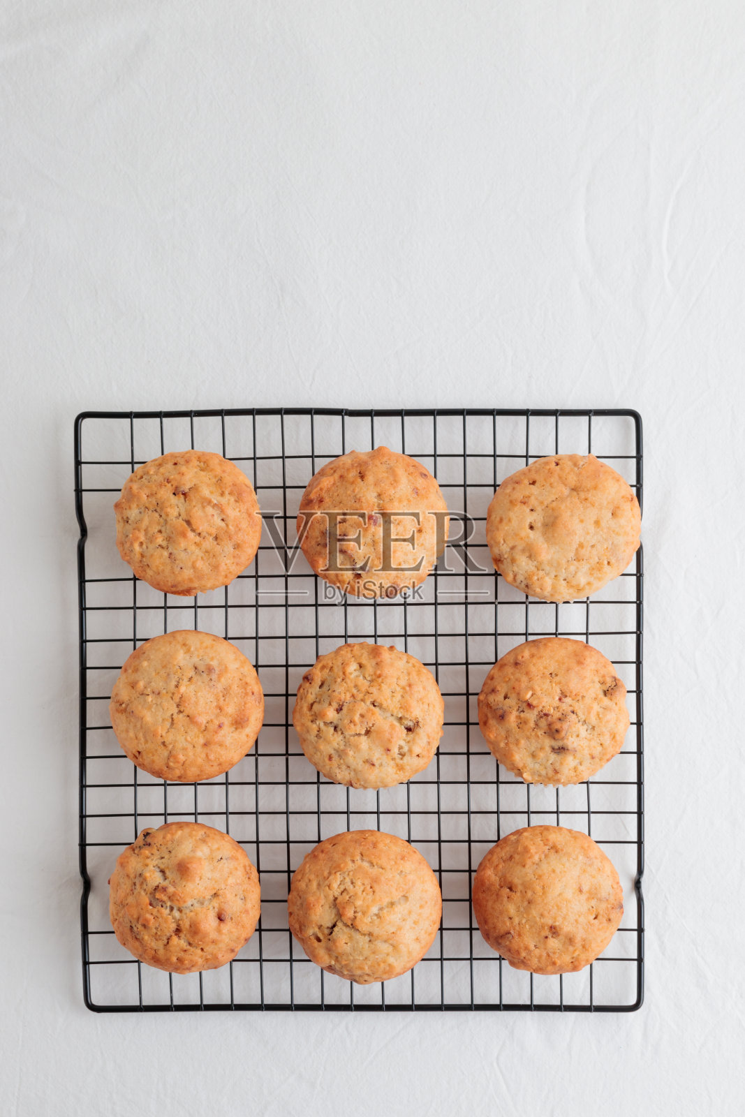 白色的桌子上放着新鲜的香草烤松饼，还有坚果和浆果照片摄影图片