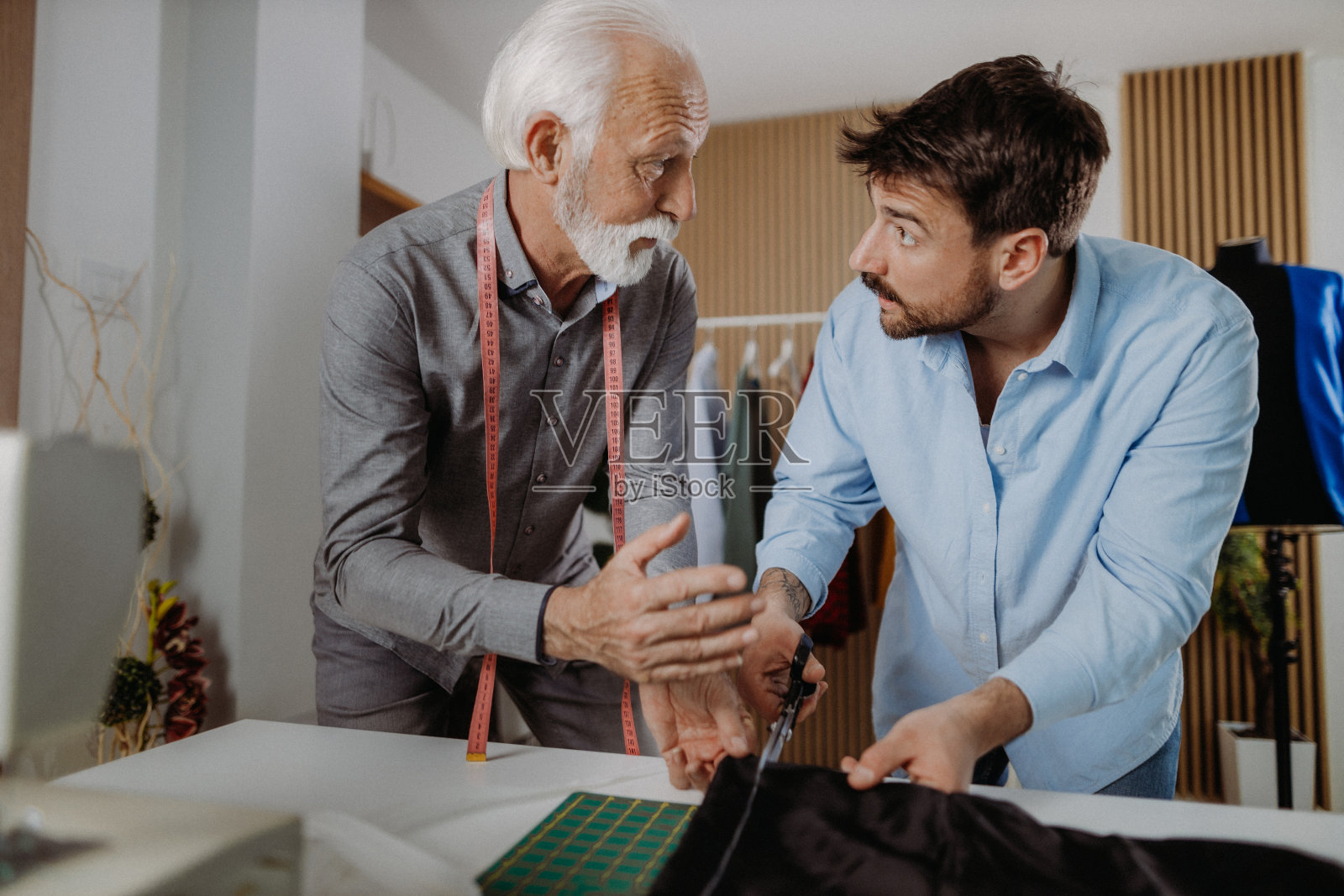 向父亲学习手艺照片摄影图片