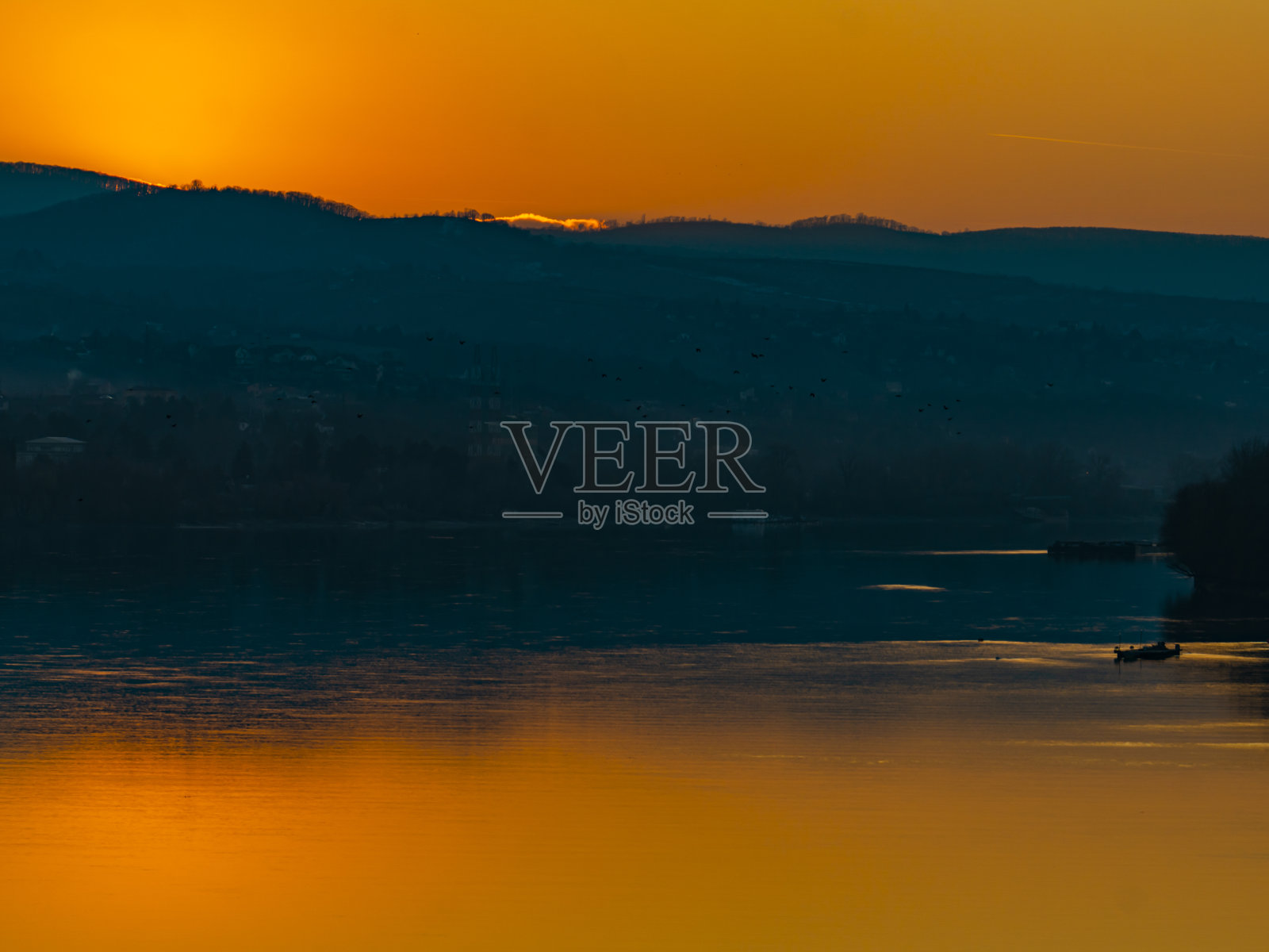 塞尔维亚诺维萨德，平静的多瑙河上的日落照片摄影图片