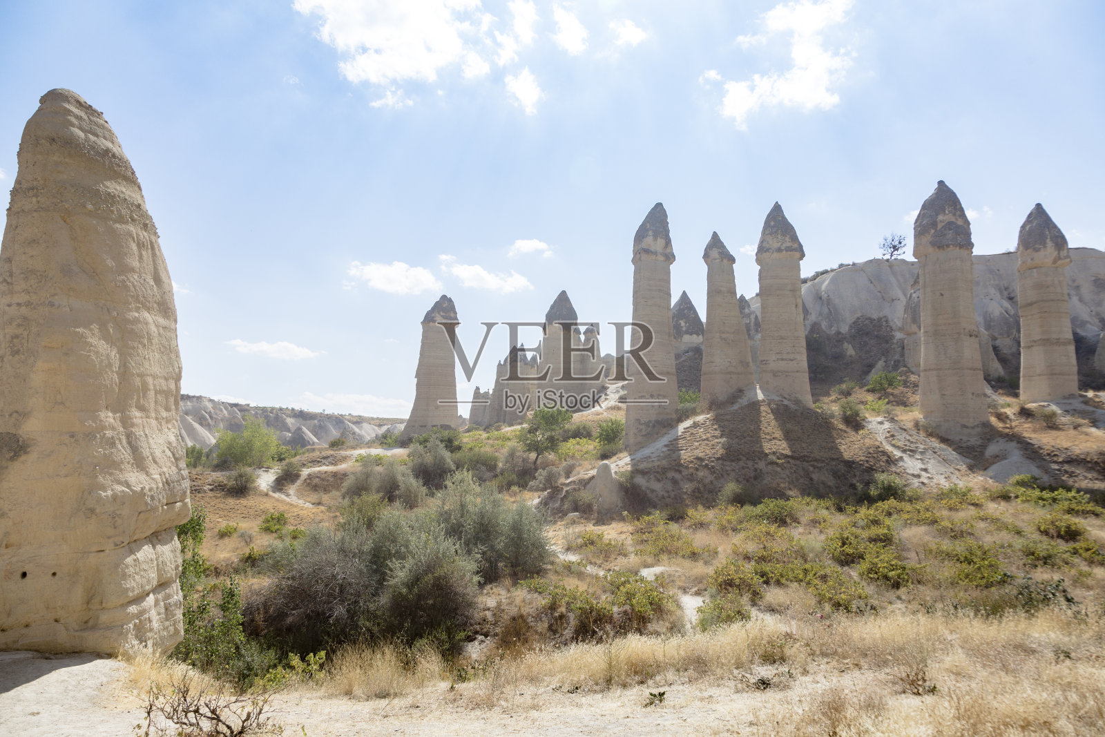 u2018Love Valley u2019是卡帕多西亚最独特的旅游景点之一。仙女烟囱的岩石结构，塔，锥，山谷和洞穴照片摄影图片