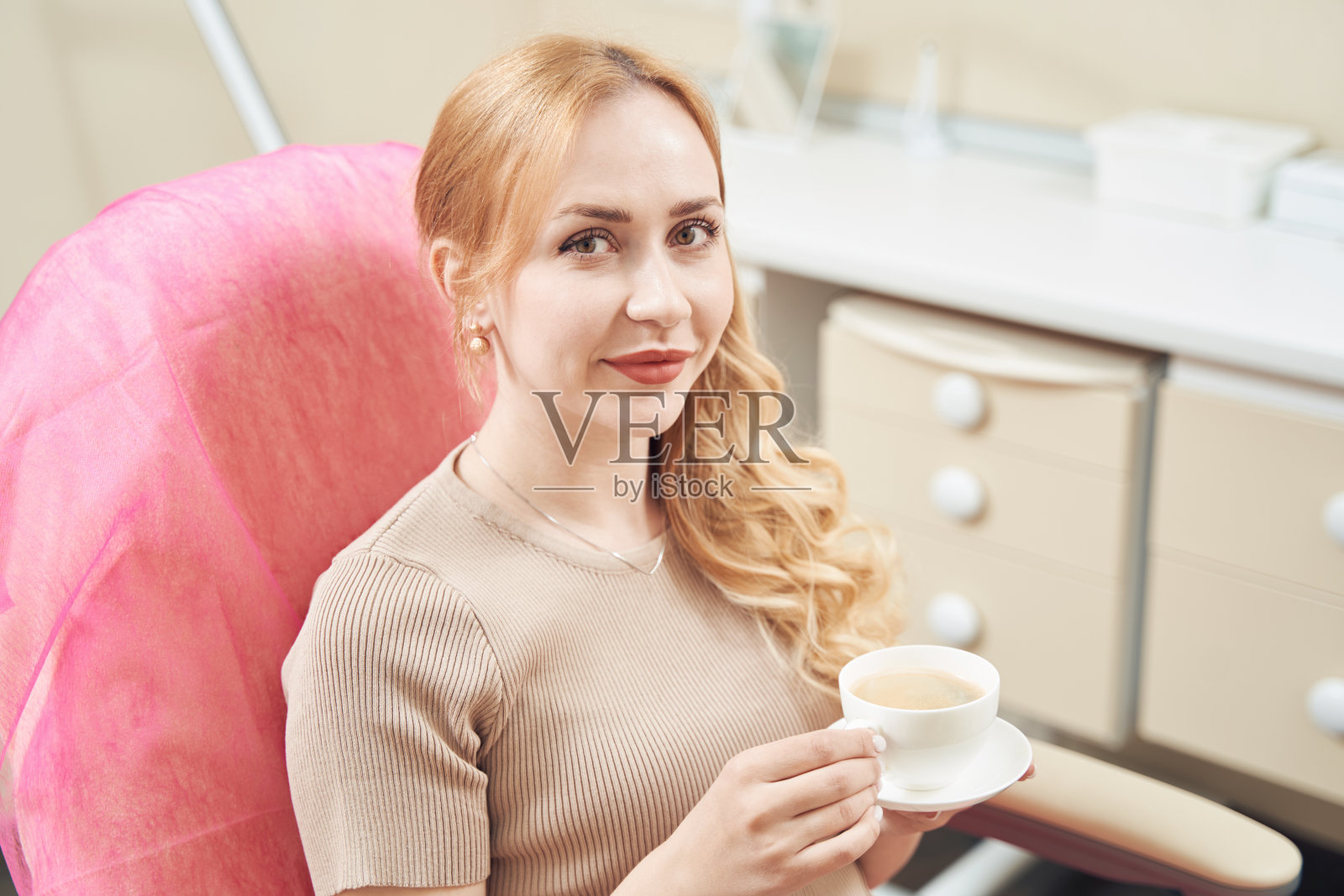 雅乐女正在参观美容沙龙照片摄影图片