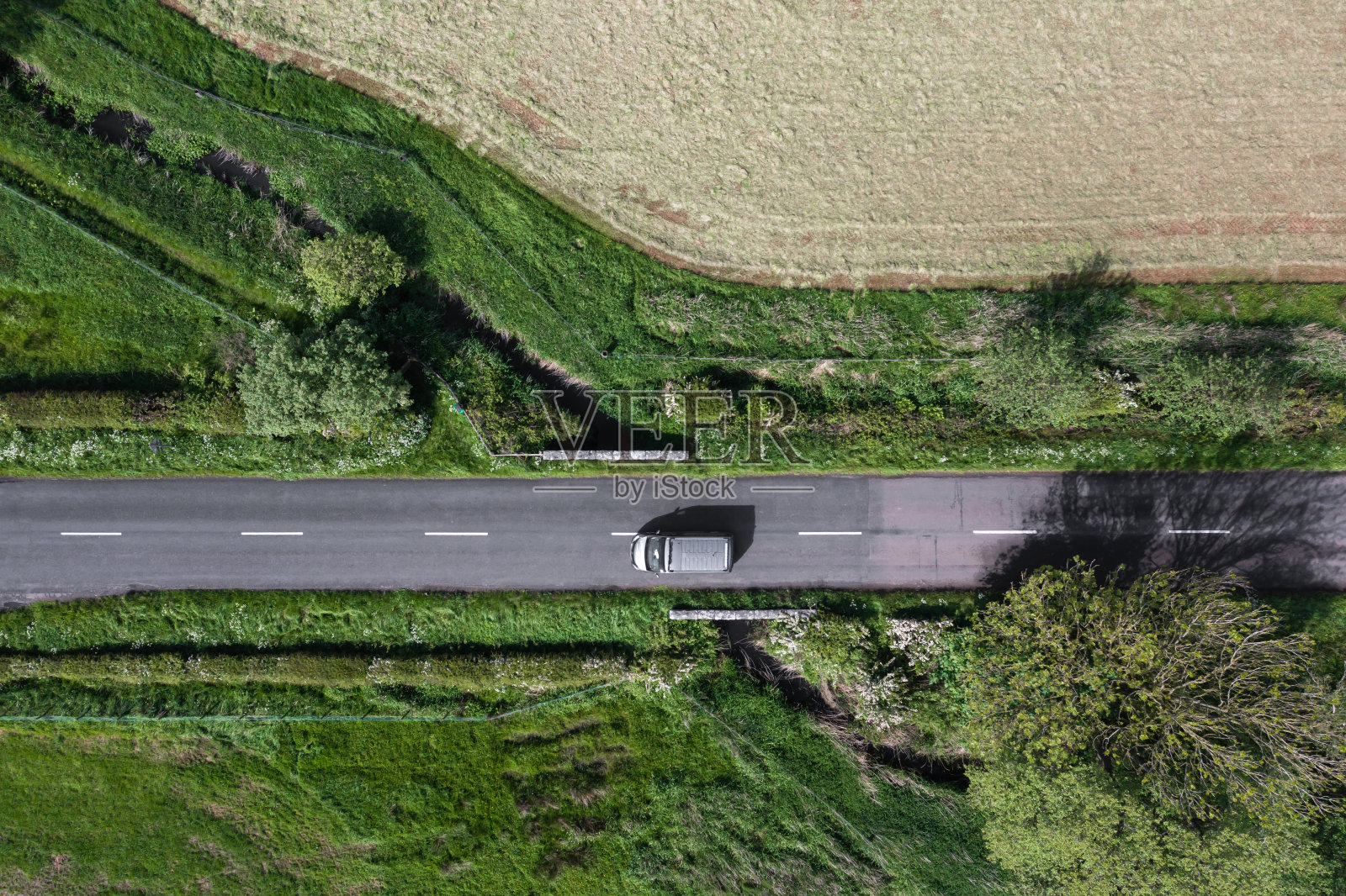俯瞰乡村道路的鸟瞰图照片摄影图片