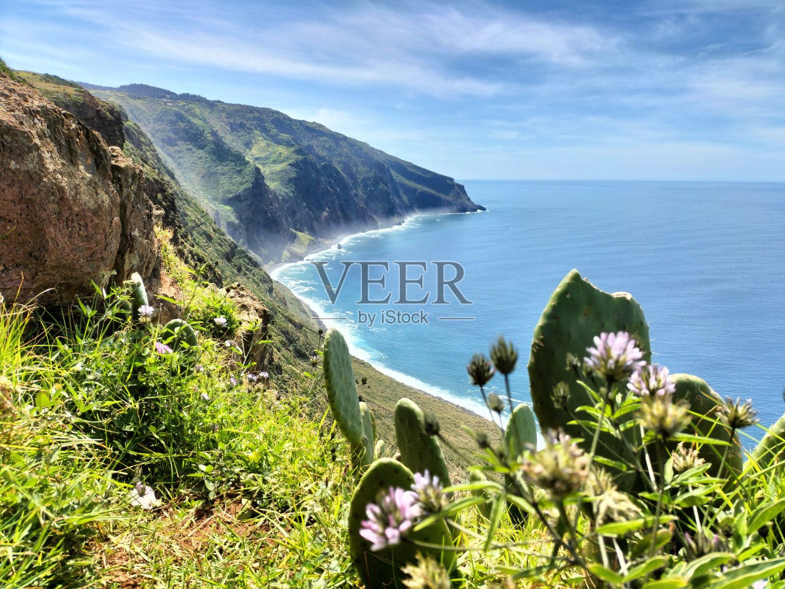 海景与顶天建筑照片摄影图片