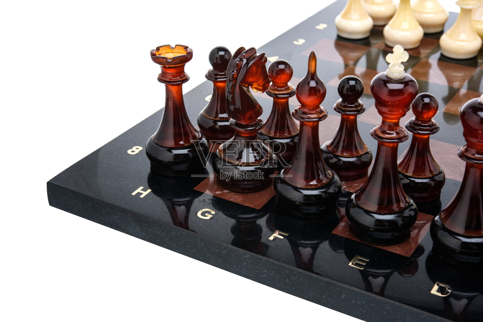 天然琥珀不同棋子人物照片摄影图片