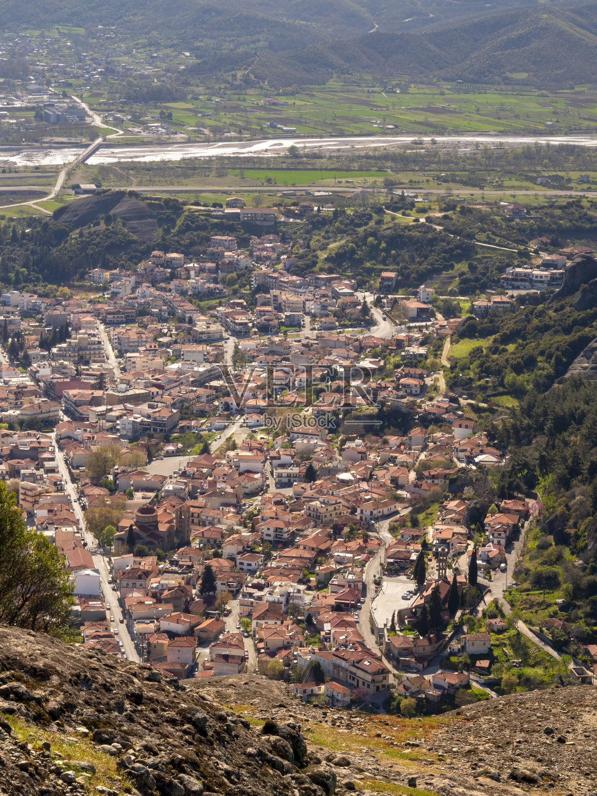 从希腊的迈泰奥拉山脉看到的卡兰巴卡市的山景照片摄影图片