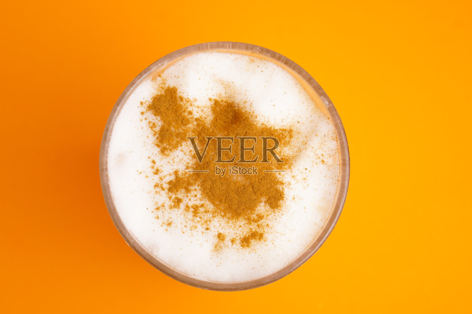 咖啡加肉桂粉。从以上观点。橙色背景。照片摄影图片