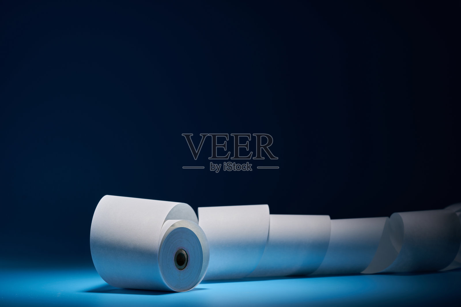 蓝色背景的空白添加机胶带照片摄影图片