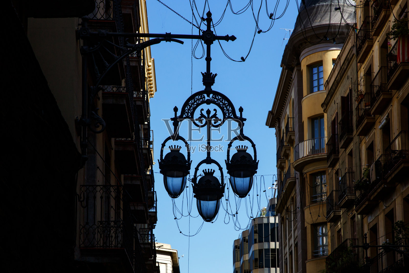 西班牙巴塞罗那的复古街灯。照片摄影图片