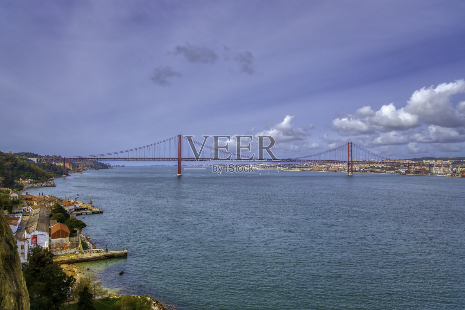 从塔霍河对岸俯瞰里斯本的全景照片摄影图片