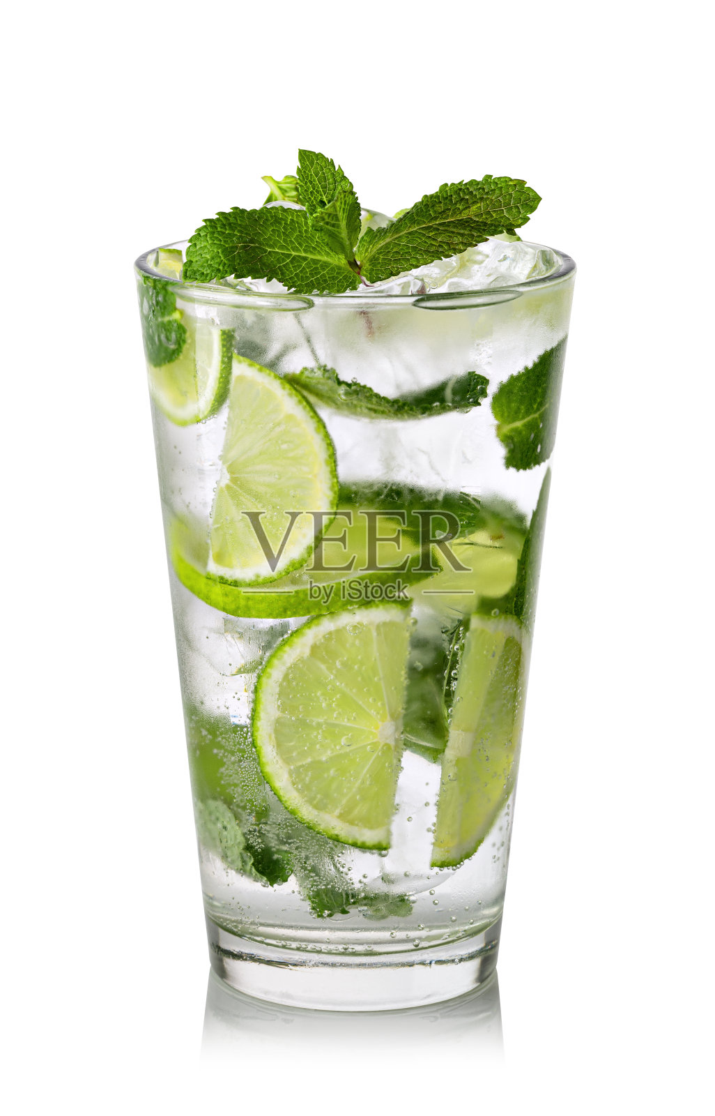 莫吉托鸡尾酒加青柠，薄荷和冰块照片摄影图片