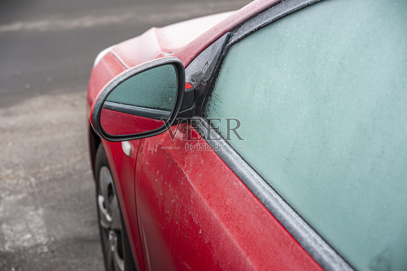 特写冰冻的汽车窗户和镜子在寒冷的冬天照片摄影图片