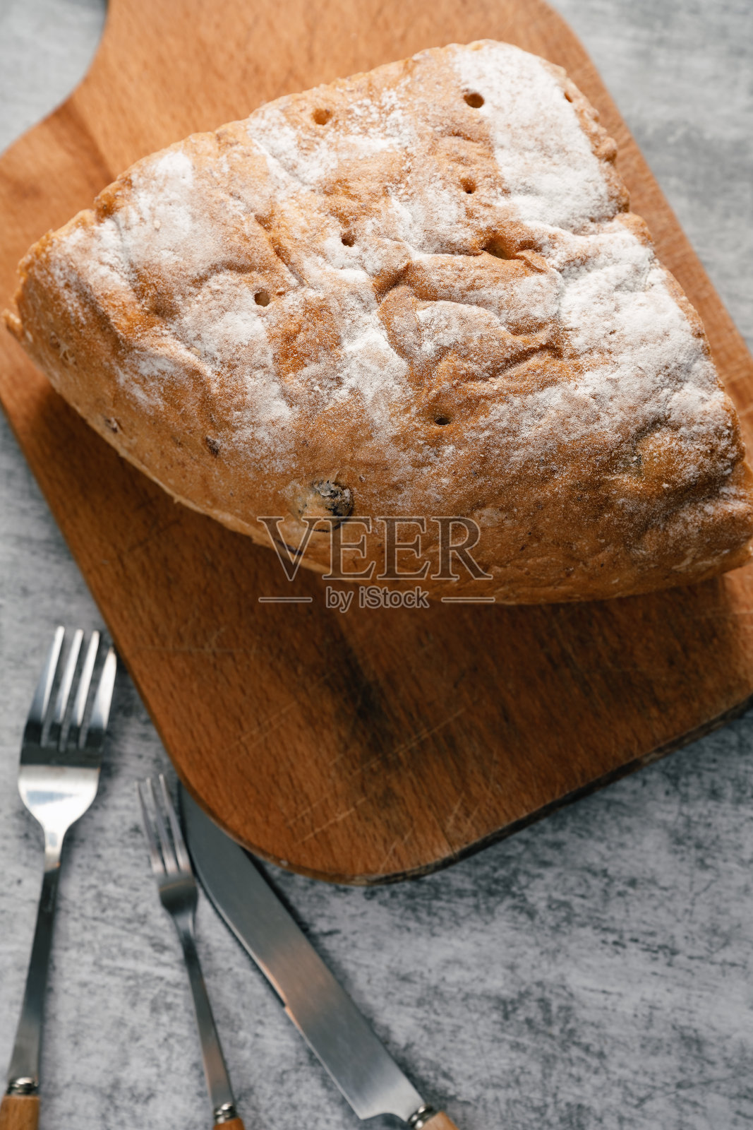 面包放在黑板上照片摄影图片