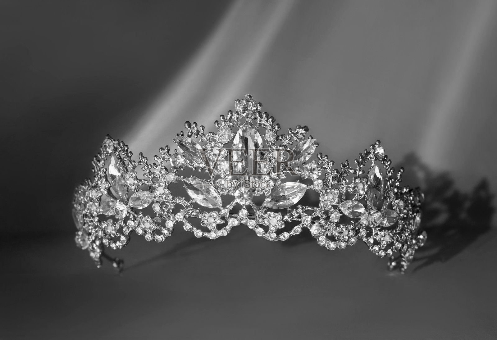 复古皇家宝石豪华王冠。公主皇冠。黑白照片，单色。照片摄影图片