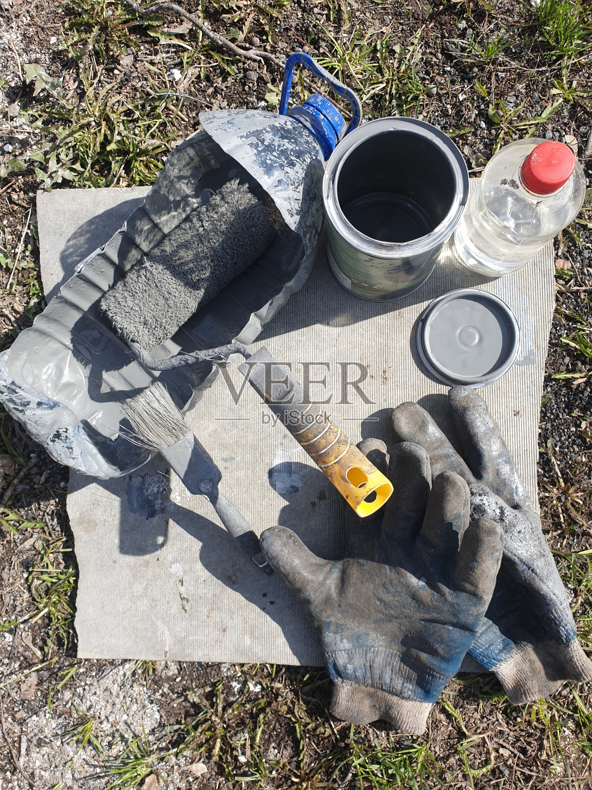 滚筒、刷子、油漆和溶剂、栅栏油漆照片摄影图片