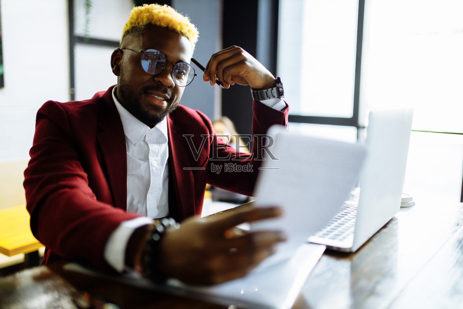 特写的右手非洲经理写在文件上照片摄影图片