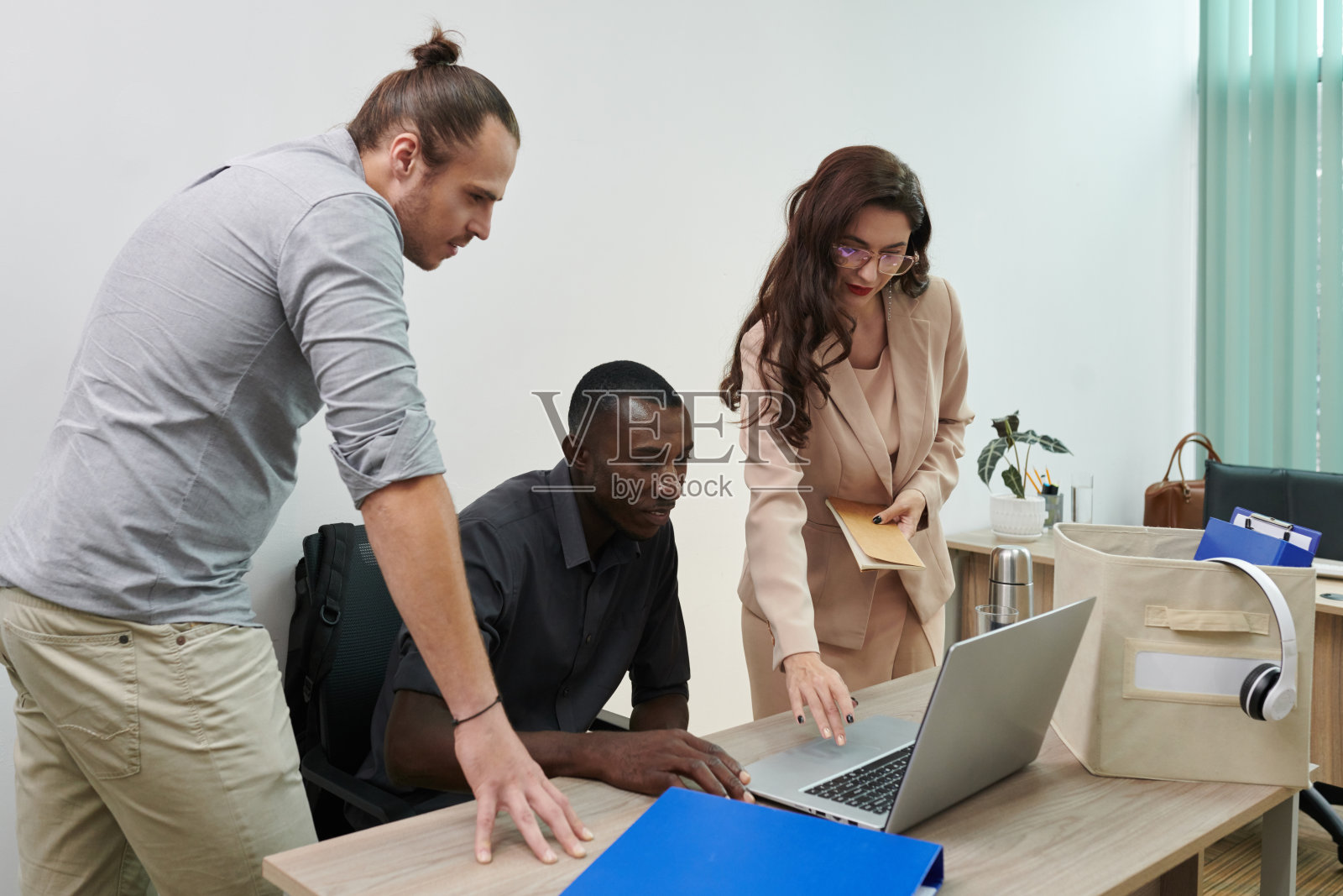 商务人士帮助同事照片摄影图片