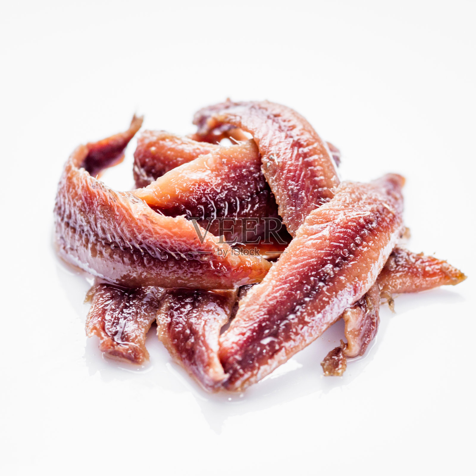 鳀鱼鱼片罐头，白色丙烯酸背景照片摄影图片