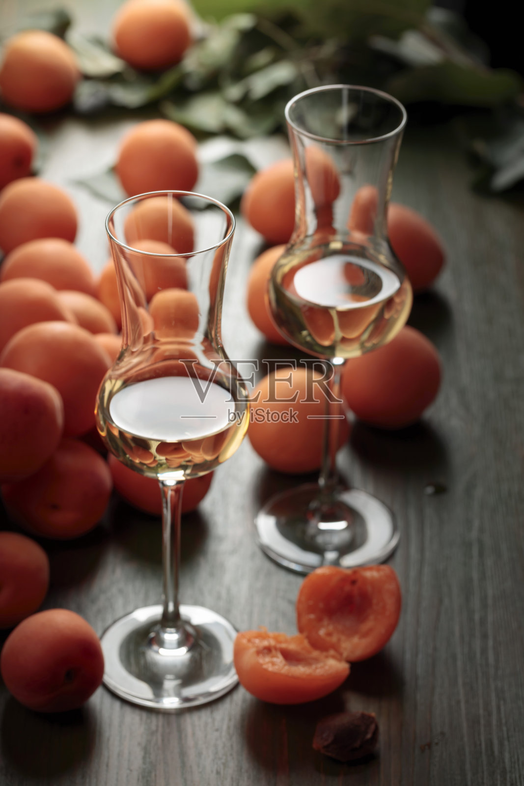 杏酒配新鲜水果。照片摄影图片