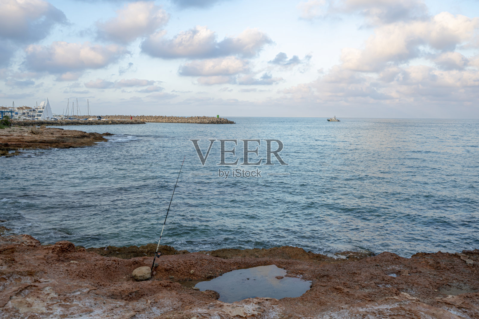 西班牙地中海沿岸设置了钓鱼道。照片摄影图片