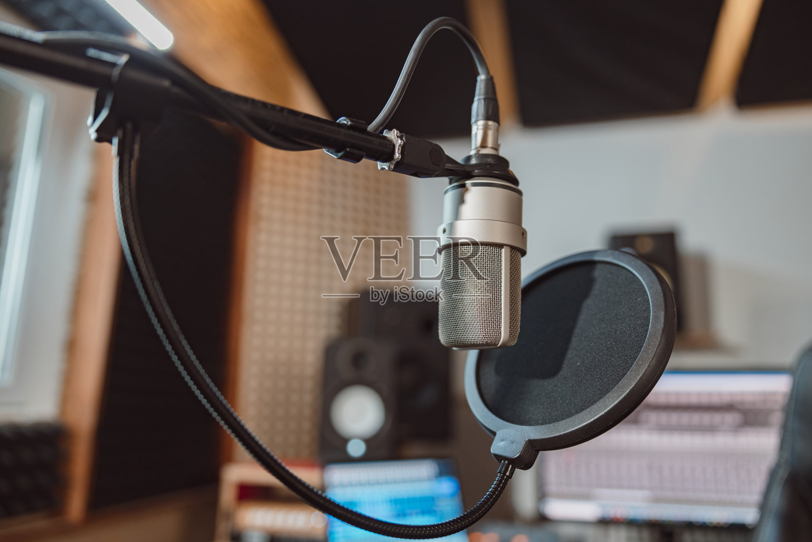 软聚焦专业麦克风在工作场所广播。音乐排练空间。录音工作室照片摄影图片