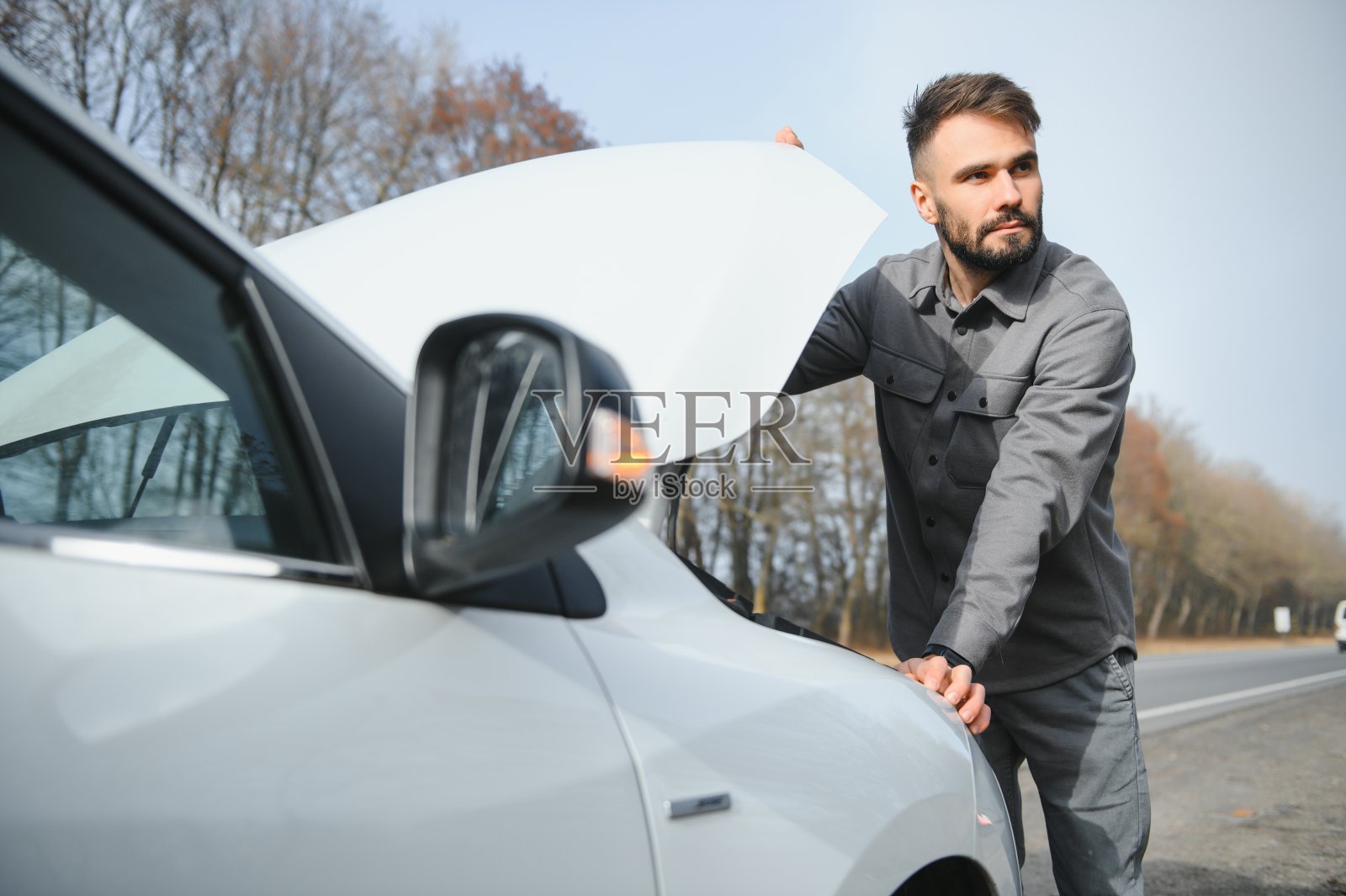 特写一个人的手签合同与钥匙在上面照片摄影图片