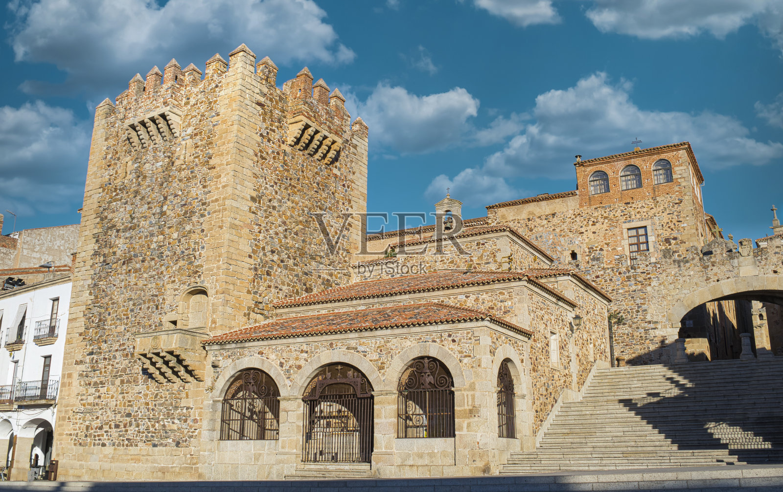 Fortified and crenellated tower of Bujaco of the twelfth century in the main square of Cáceres, Spain照片摄影图片