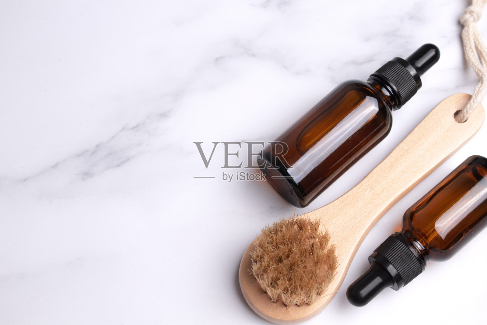 套装家居SPA美容产品。干刷，有机油。干性身体按摩用瘦身刷。女性有机眼部护理。在家预防脂肪团和身体问题照片摄影图片