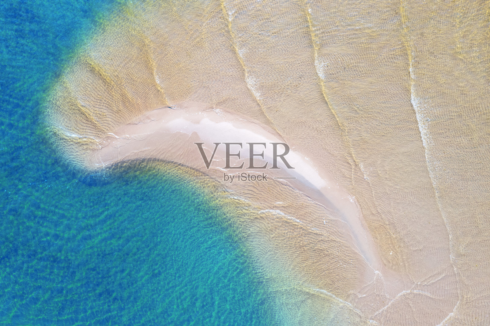 鸟瞰图，沙滩岛在透明的蓝色大海与海浪。照片摄影图片