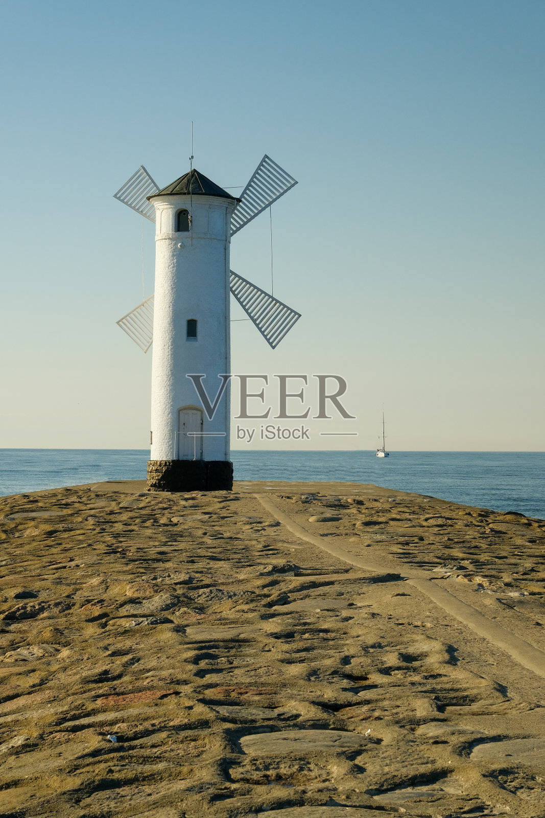 日出时老磨坊灯塔的景色。Swinoujscie。波兰。灯塔轧机照片摄影图片