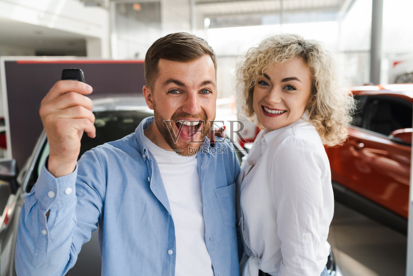 汽车经销店的幸福夫妻照片摄影图片