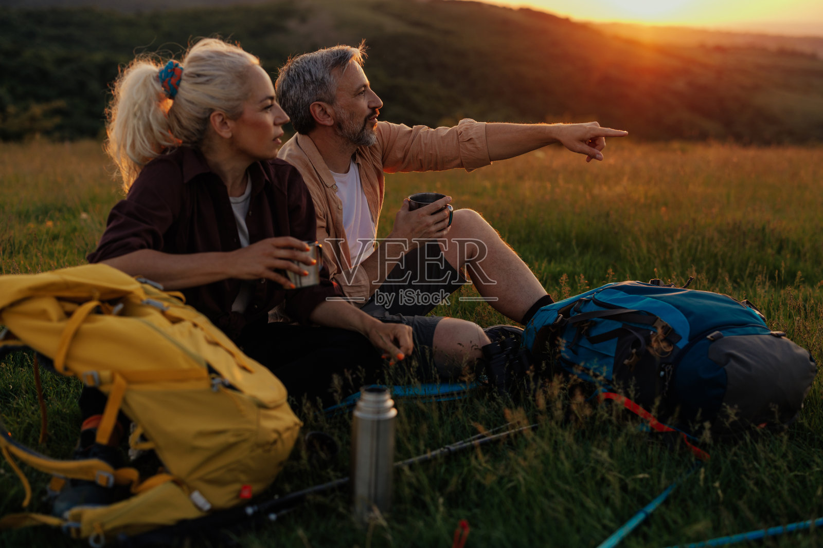 一对情侣在清晨徒步旅行前喝咖啡照片摄影图片
