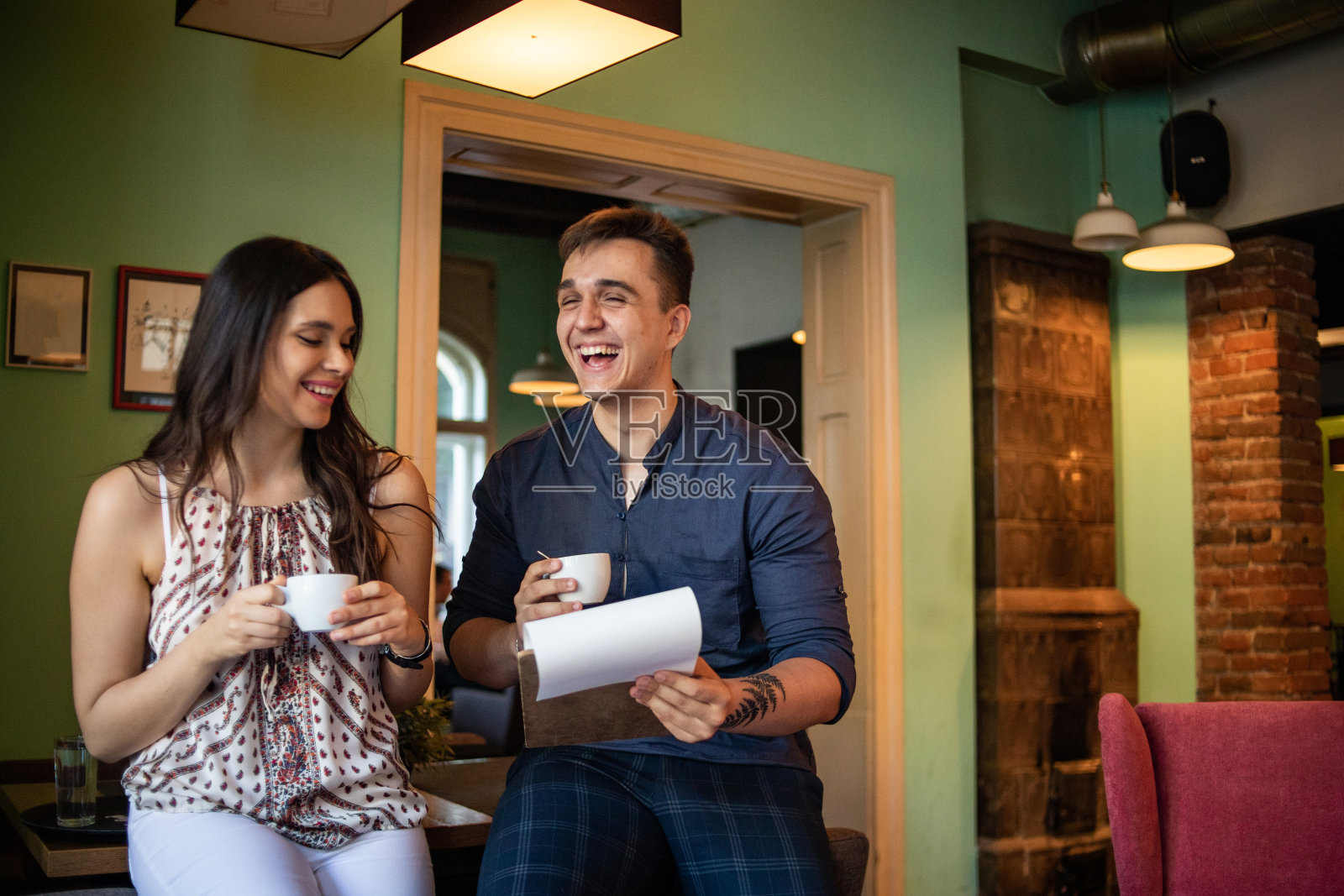 一对年轻人在一家现代化的自助餐厅喝咖啡照片摄影图片