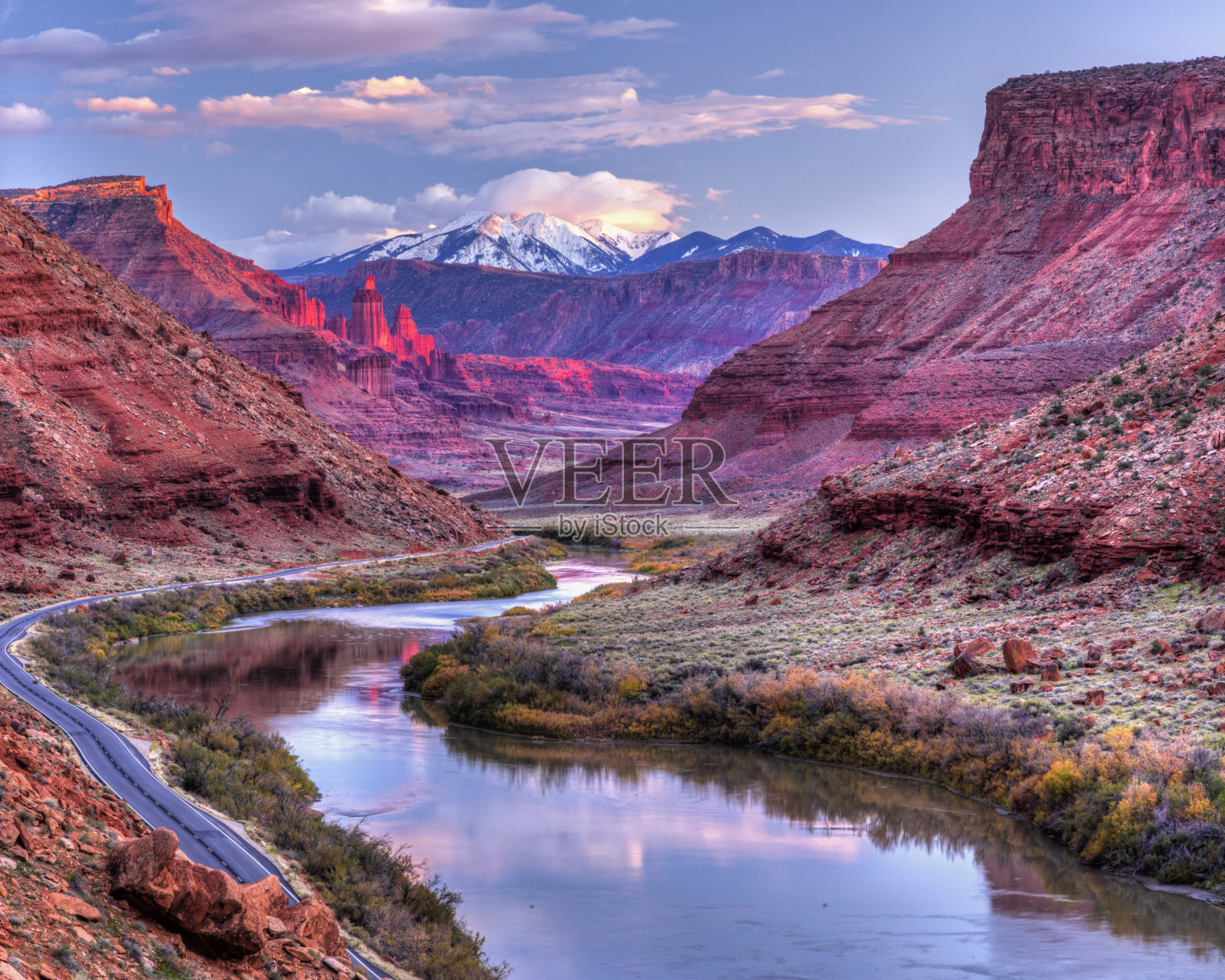 粉塔蓝河照片摄影图片