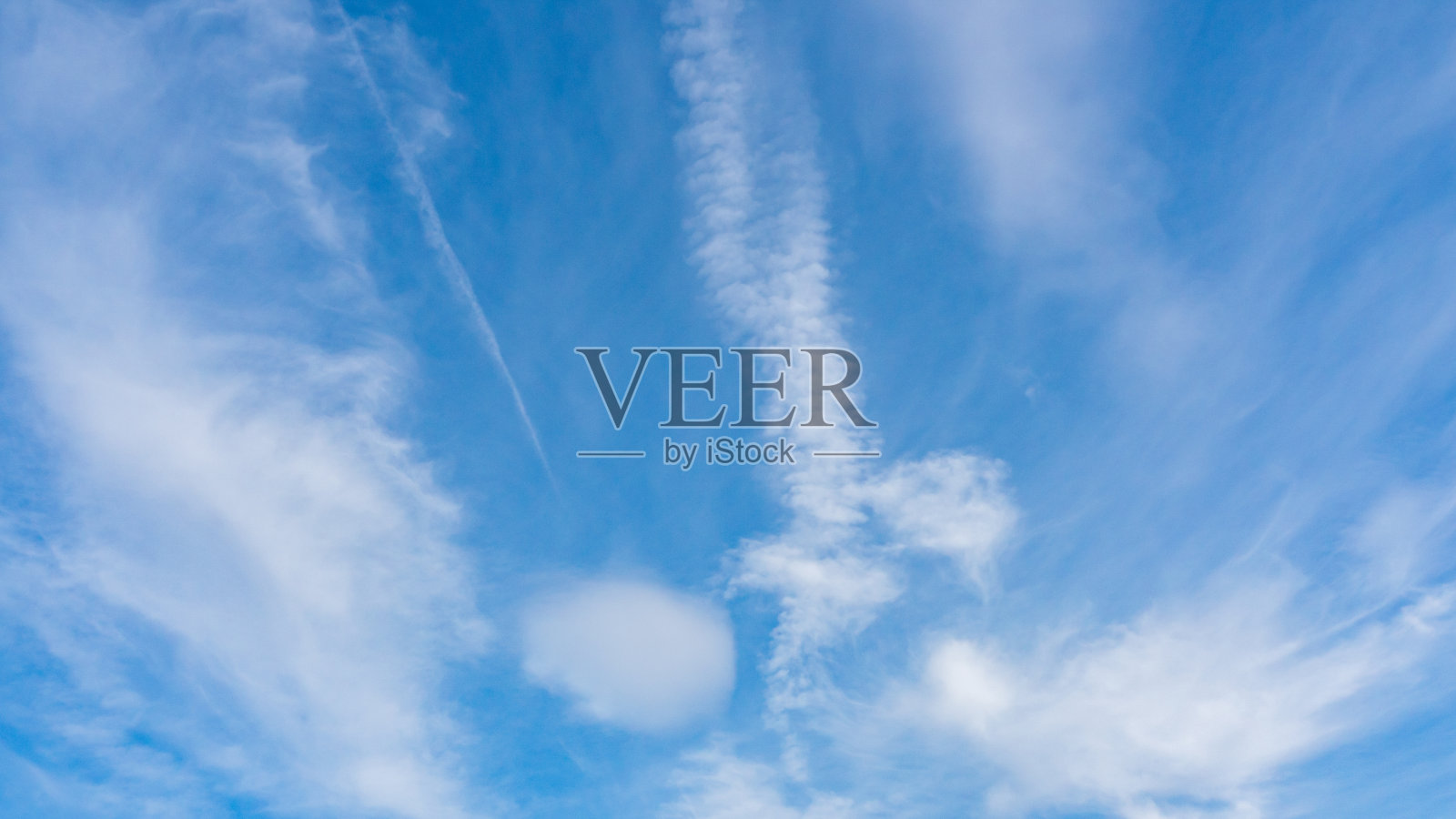 云朵和蓝天自然景观背景。白色的多云的天气。夏天蓬松的云盖住了春天灿烂的阳光。阳光照耀着天空。空气中的湿气。大气中的广阔空间。照片摄影图片