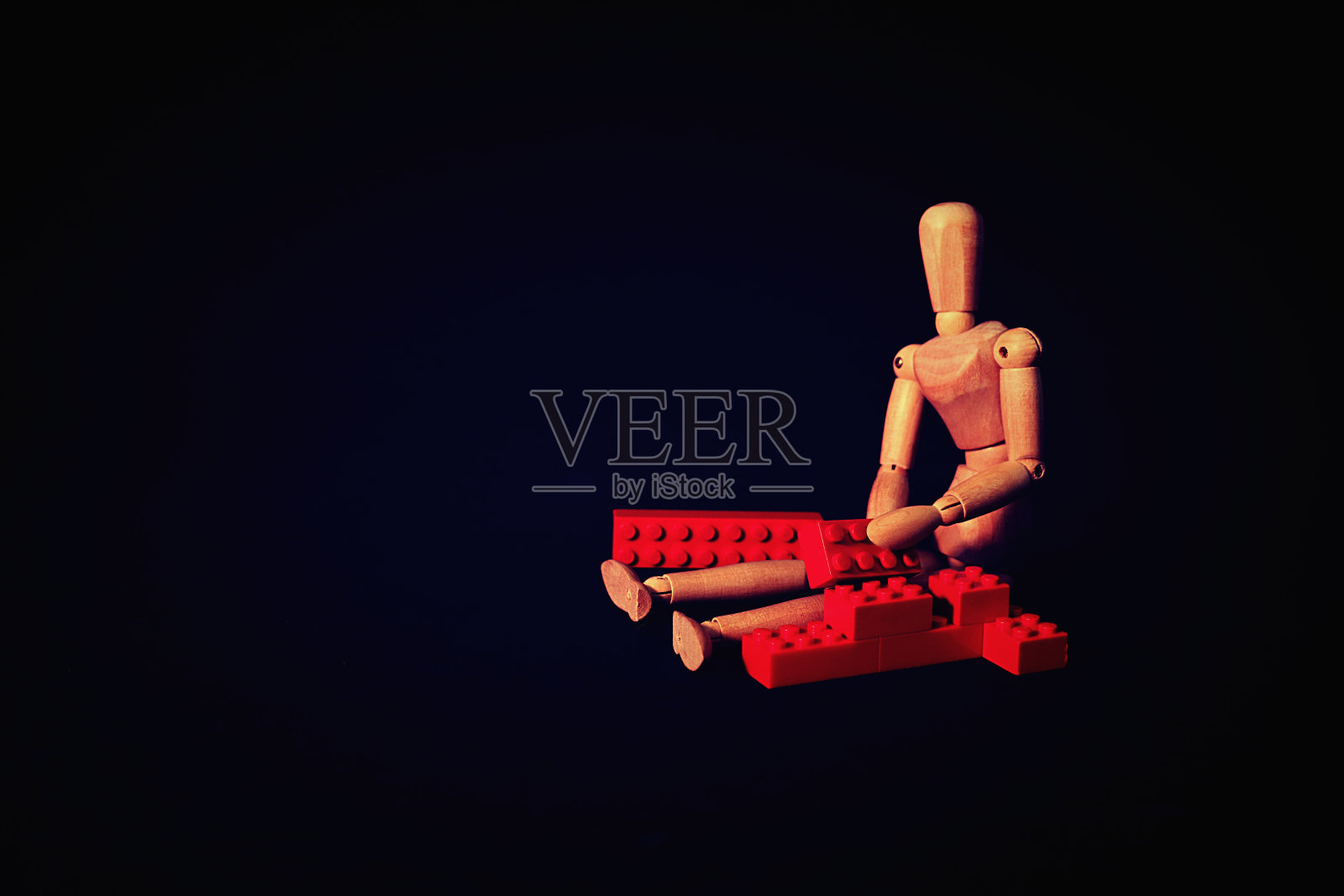 木制的人体模型用红色的积木很有创意照片摄影图片