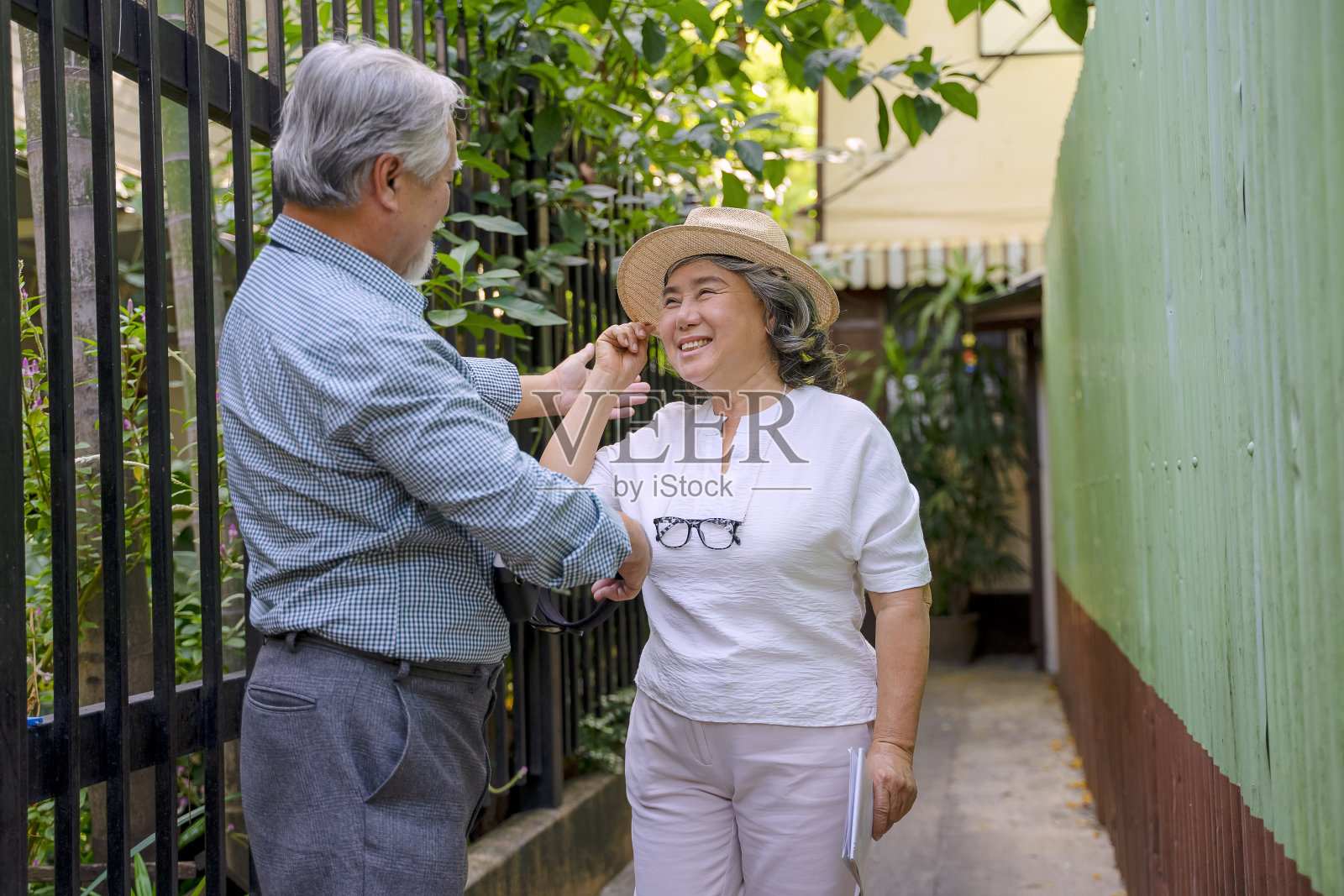 老年夫妇在城市街道上旅行。照片摄影图片