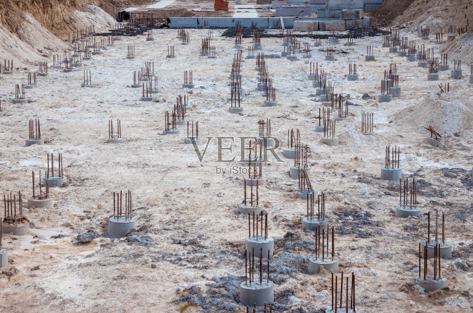 建筑的建造。建造公寓。混凝土板基础建筑。钢筋混凝土多层公寓楼基础。照片摄影图片