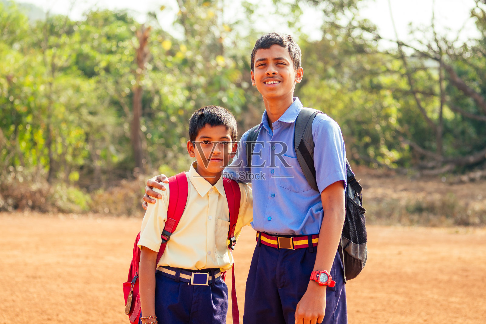 两个印度兄弟在果阿户外上学照片摄影图片