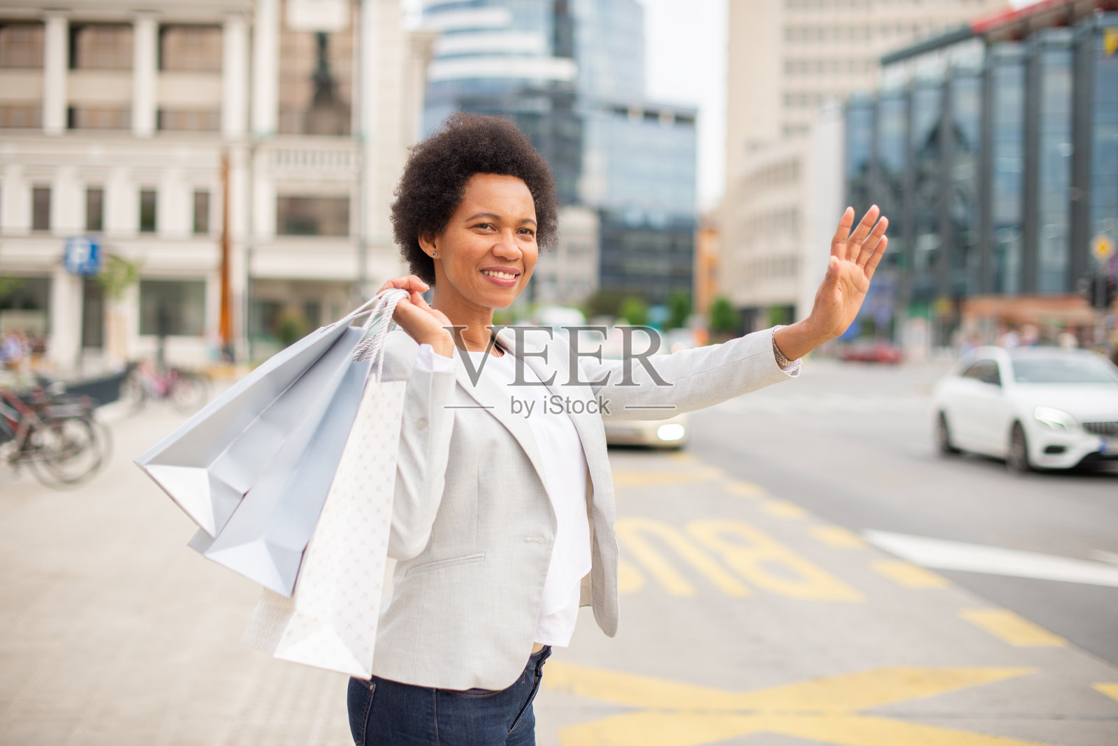 快乐的女人享受购物在城市照片摄影图片