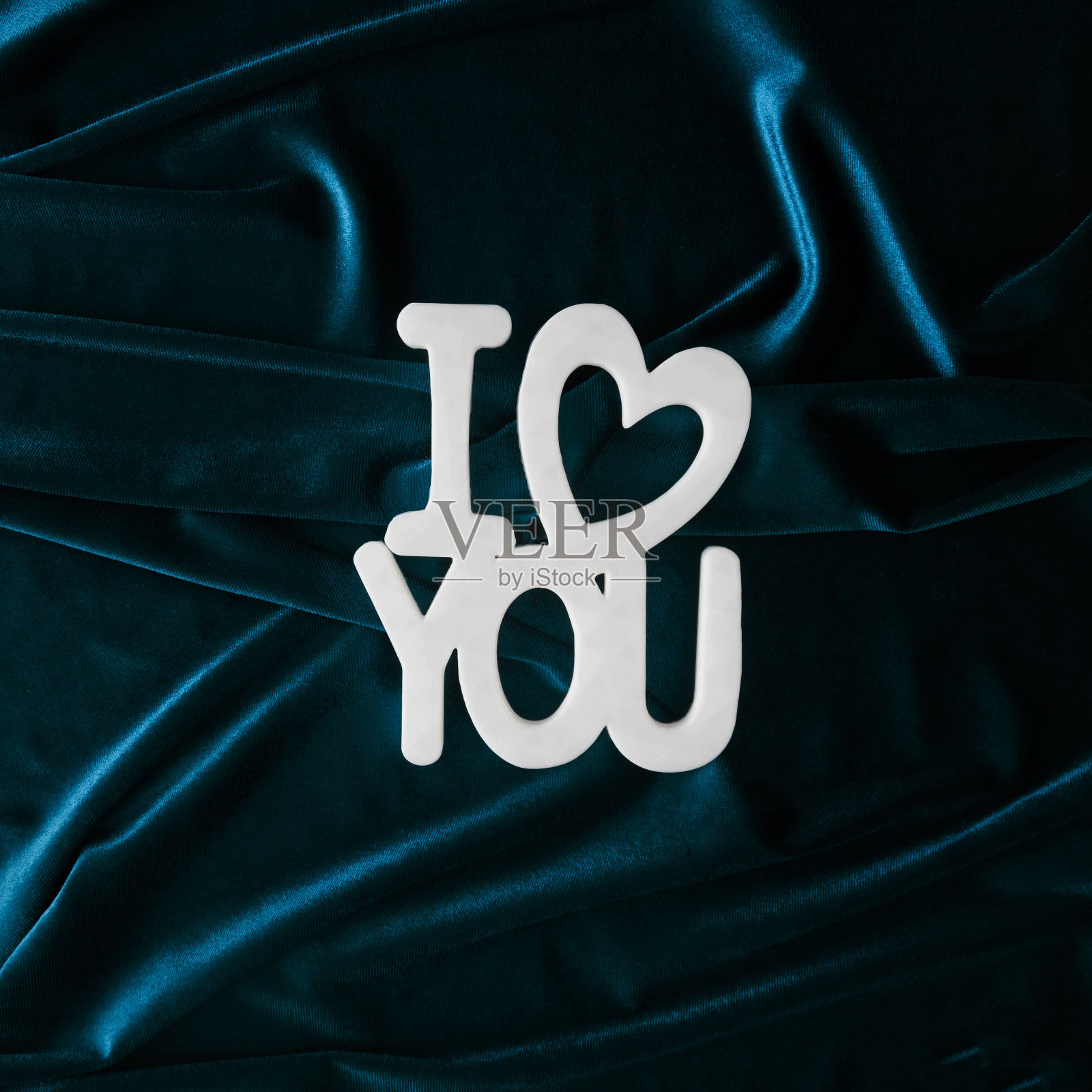 我爱你白色的字母和一颗白色的心在深绿色的豪华织物上。情人节卡片或横幅的创意概念。订婚或婚礼邀请函设计。平躺照片摄影图片