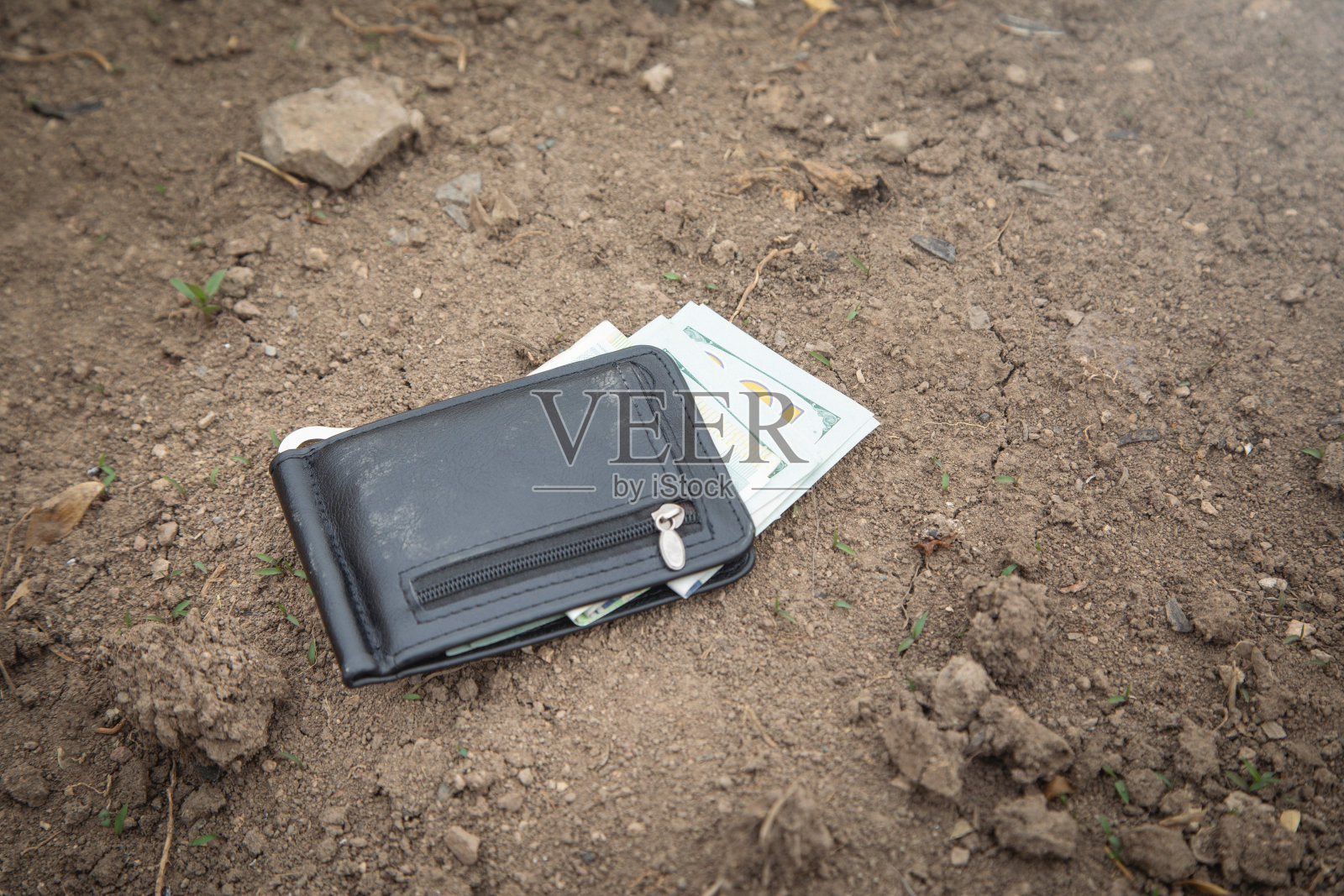 在户外丢了一个黑色皮夹。照片摄影图片