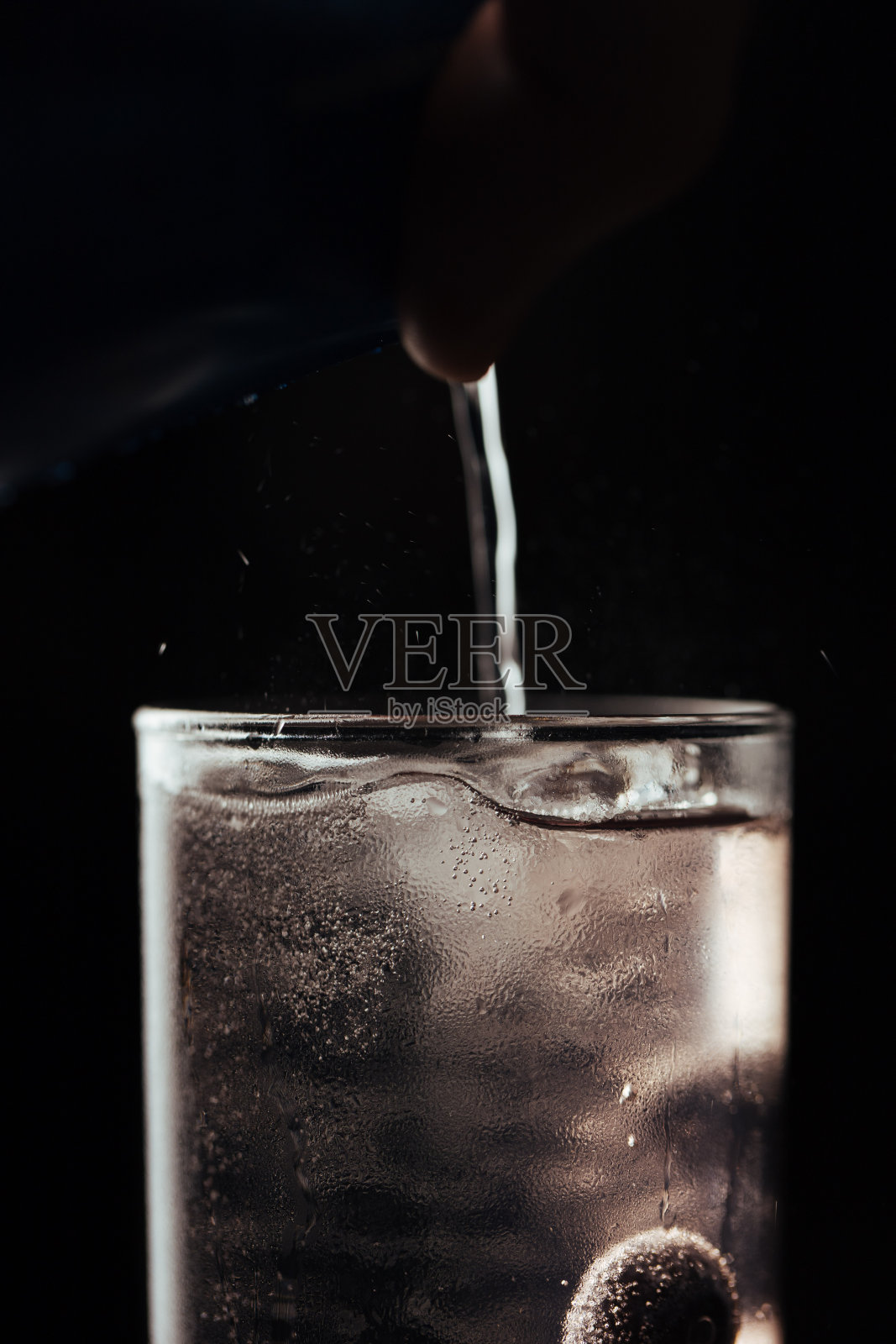 喝鸡尾酒照片摄影图片