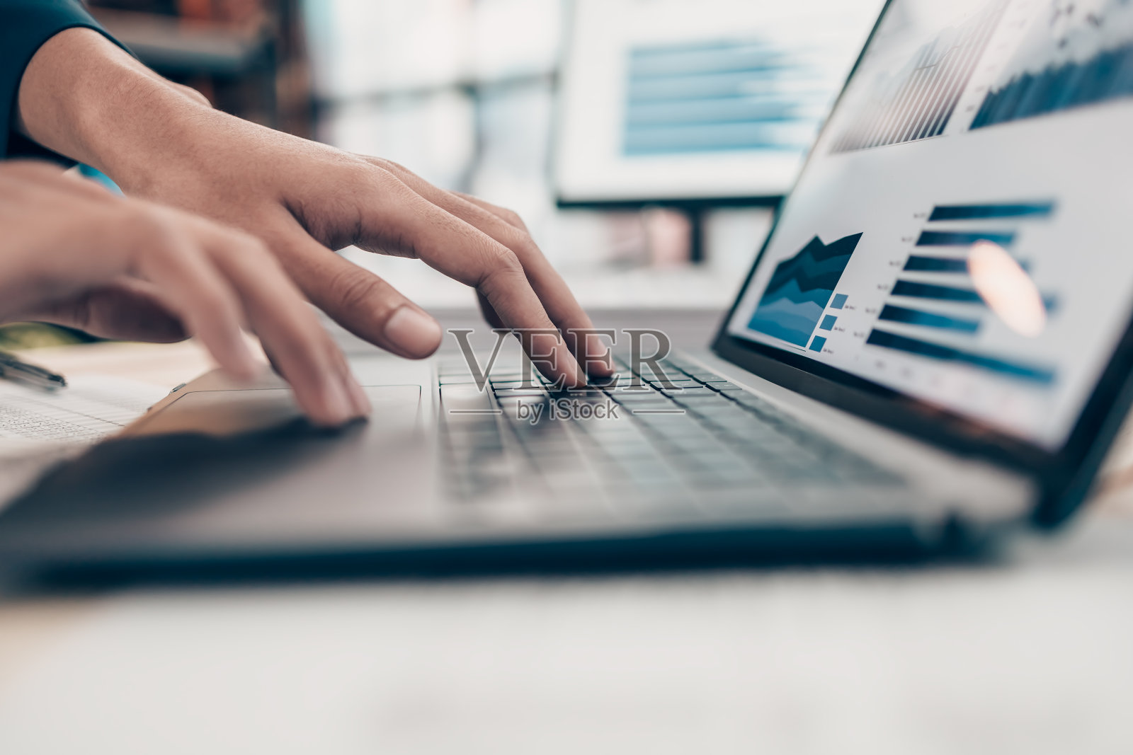 在办公桌办公室工作的投资者，使用电脑键盘和笔记本电脑检查数据成本，余额，利润和货币。会计与财务概念。照片摄影图片