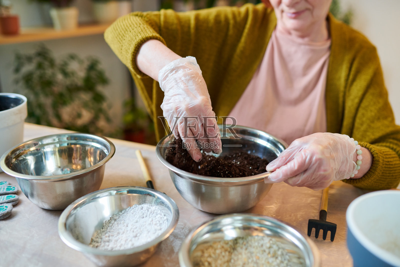 为种植准备土壤的园丁照片摄影图片