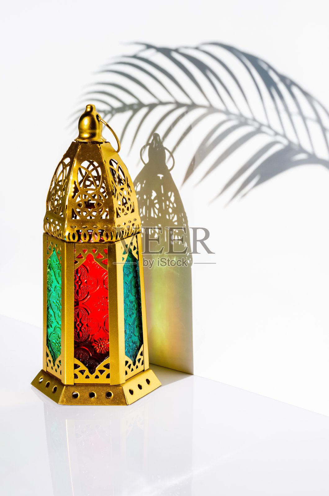 金色的灯笼在阳光、阳光和树叶的映衬下投下阴影照片摄影图片