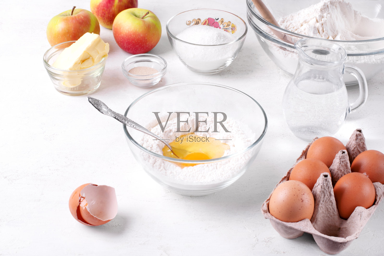 为酵母面团制作酸面包。将面粉、干酵母、鸡蛋、糖和水混合照片摄影图片