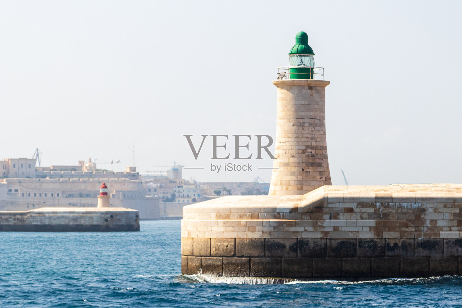 港口入口处的灯塔照片摄影图片