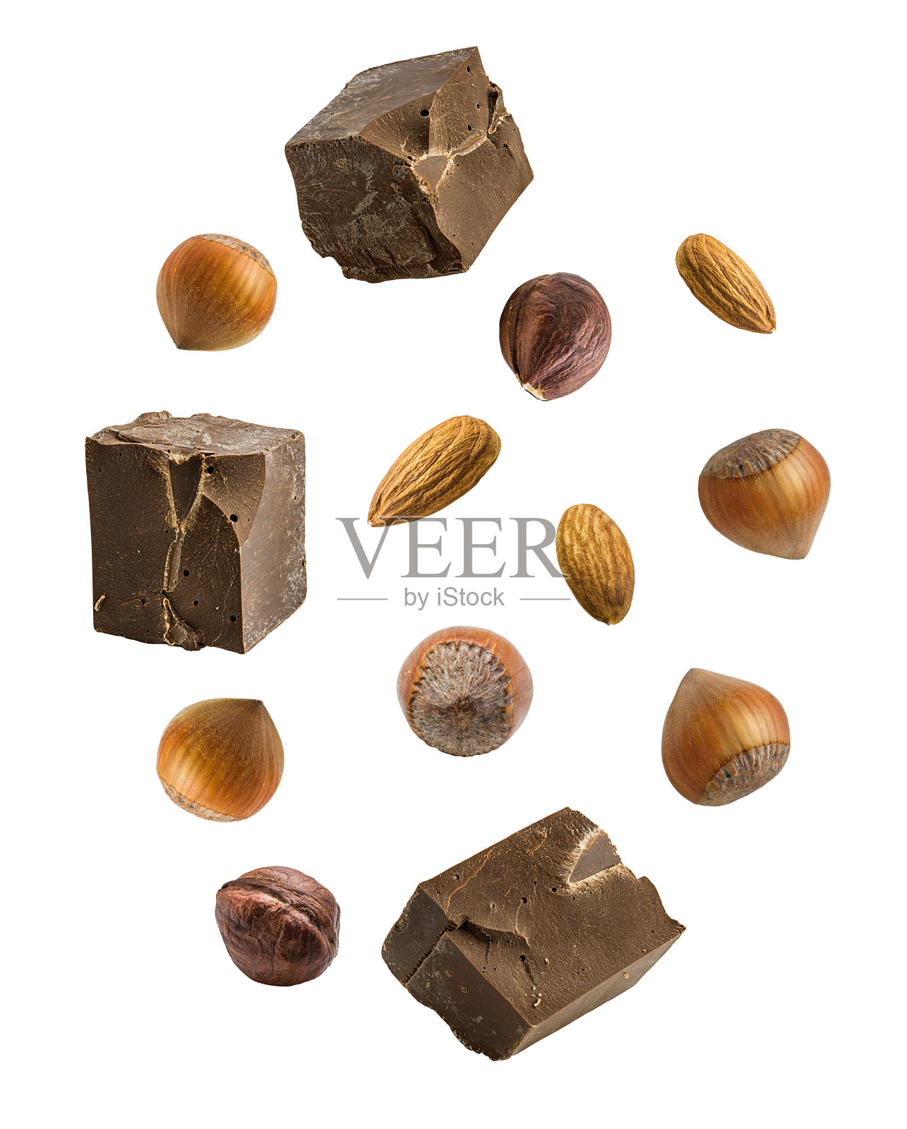 把榛子、杏仁和巧克力块单独放在白面包上照片摄影图片